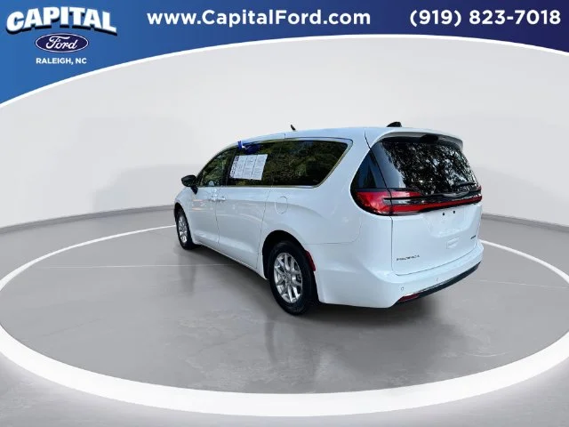 Used 2025 White Chrysler Select image 6
