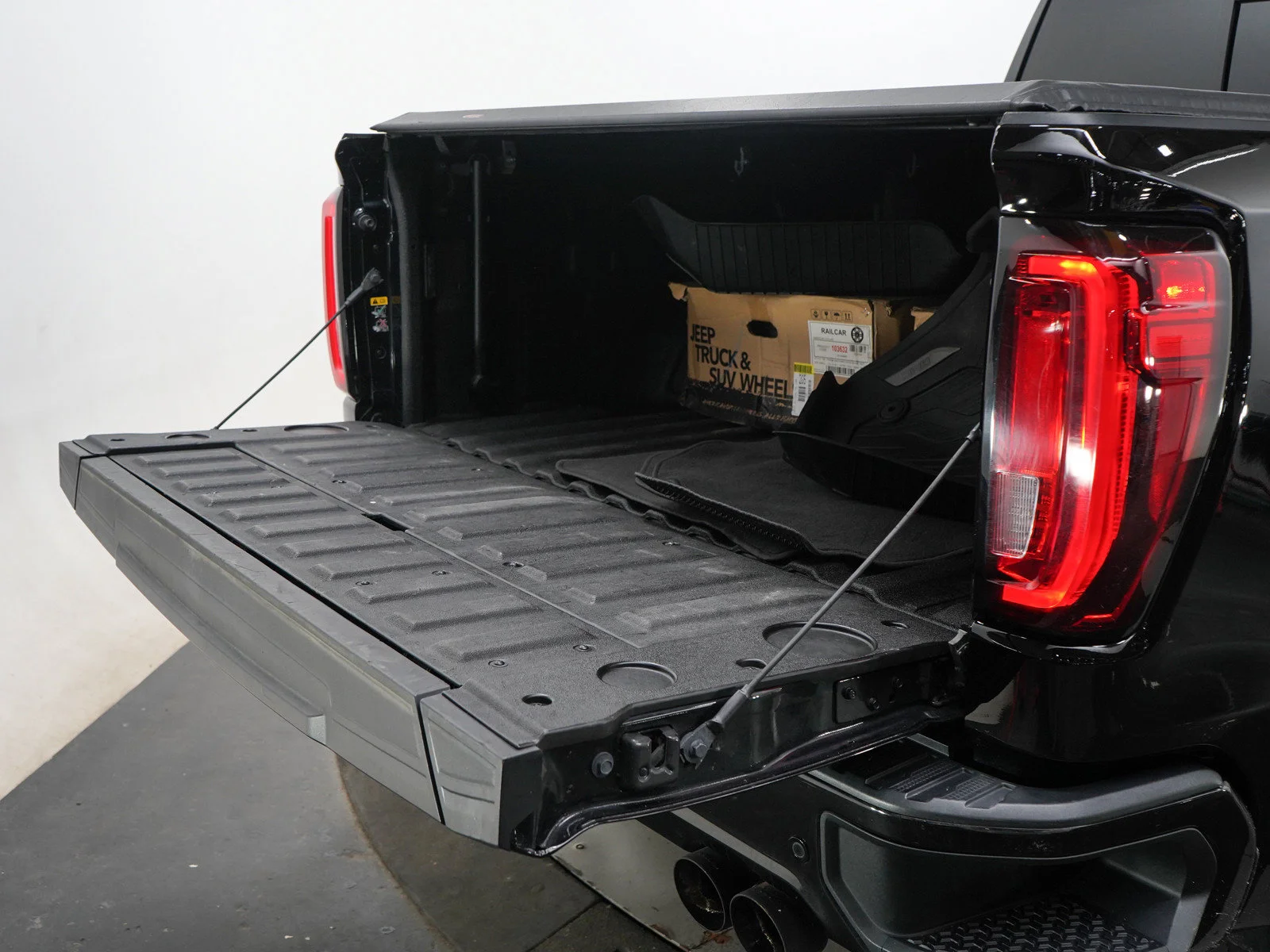 Used 2019 Black GMC Denali image 9