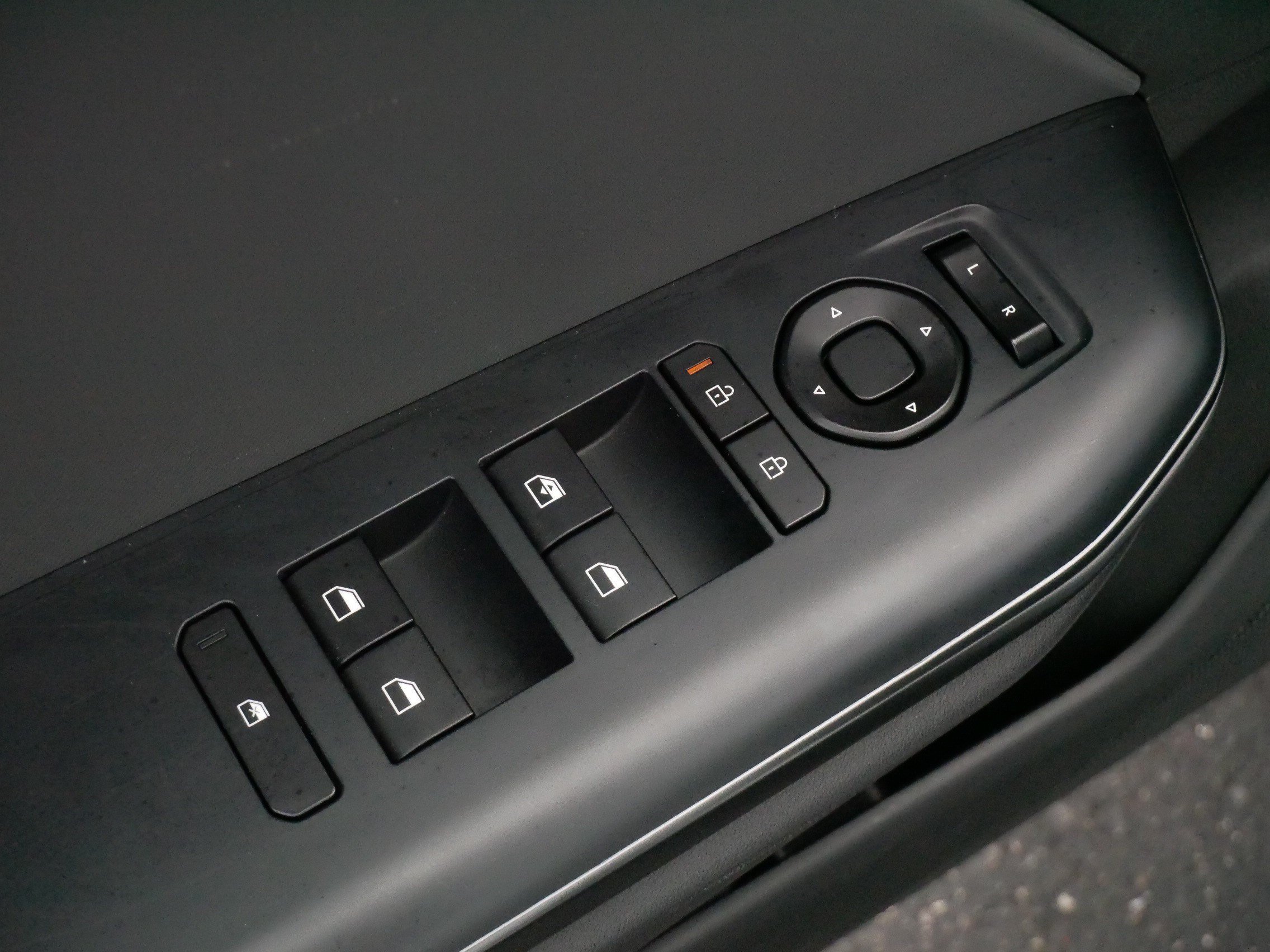 Used 2025 Snow White Pearl Kia LXS image 19