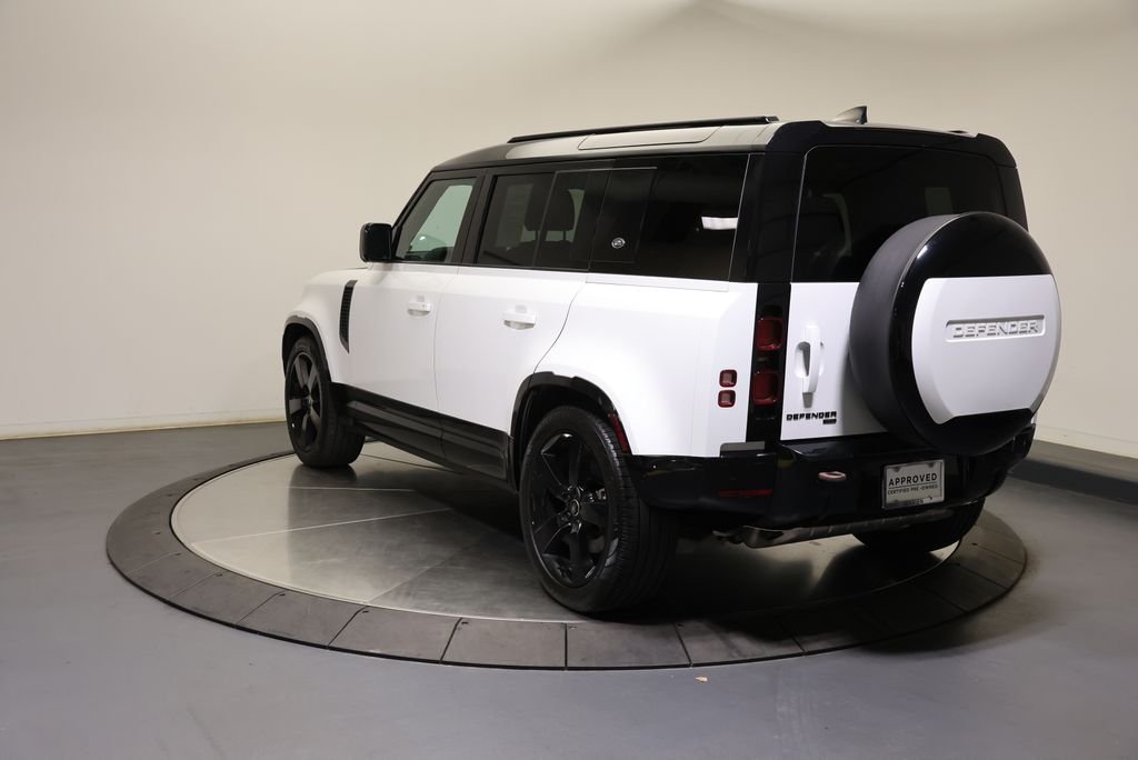 Used 2023 Fuji White Land Rover X-Dynamic SE image 3