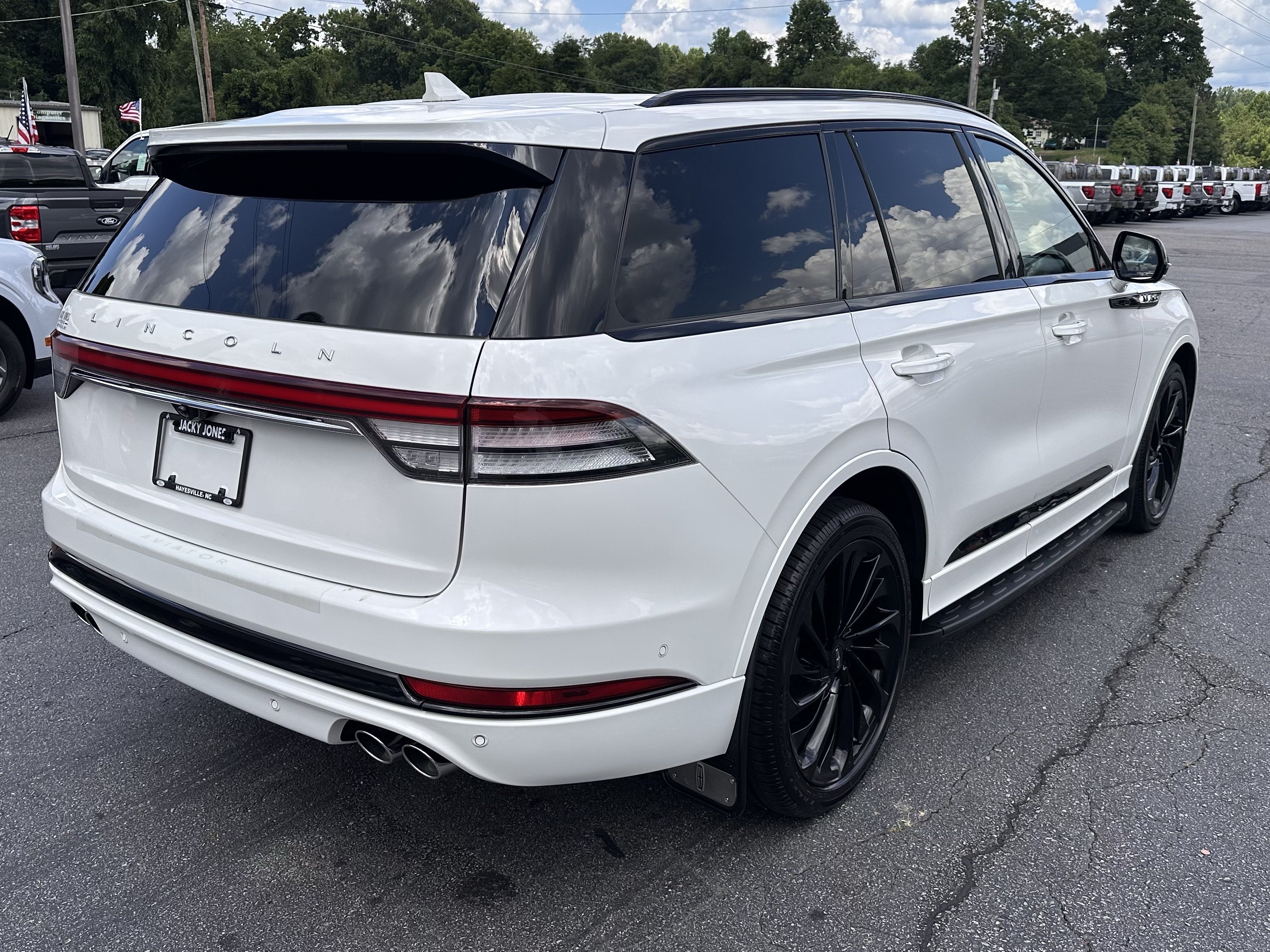 Used 2023 Pristine White Metallic Tri-Coat Lincoln Reserve image 6