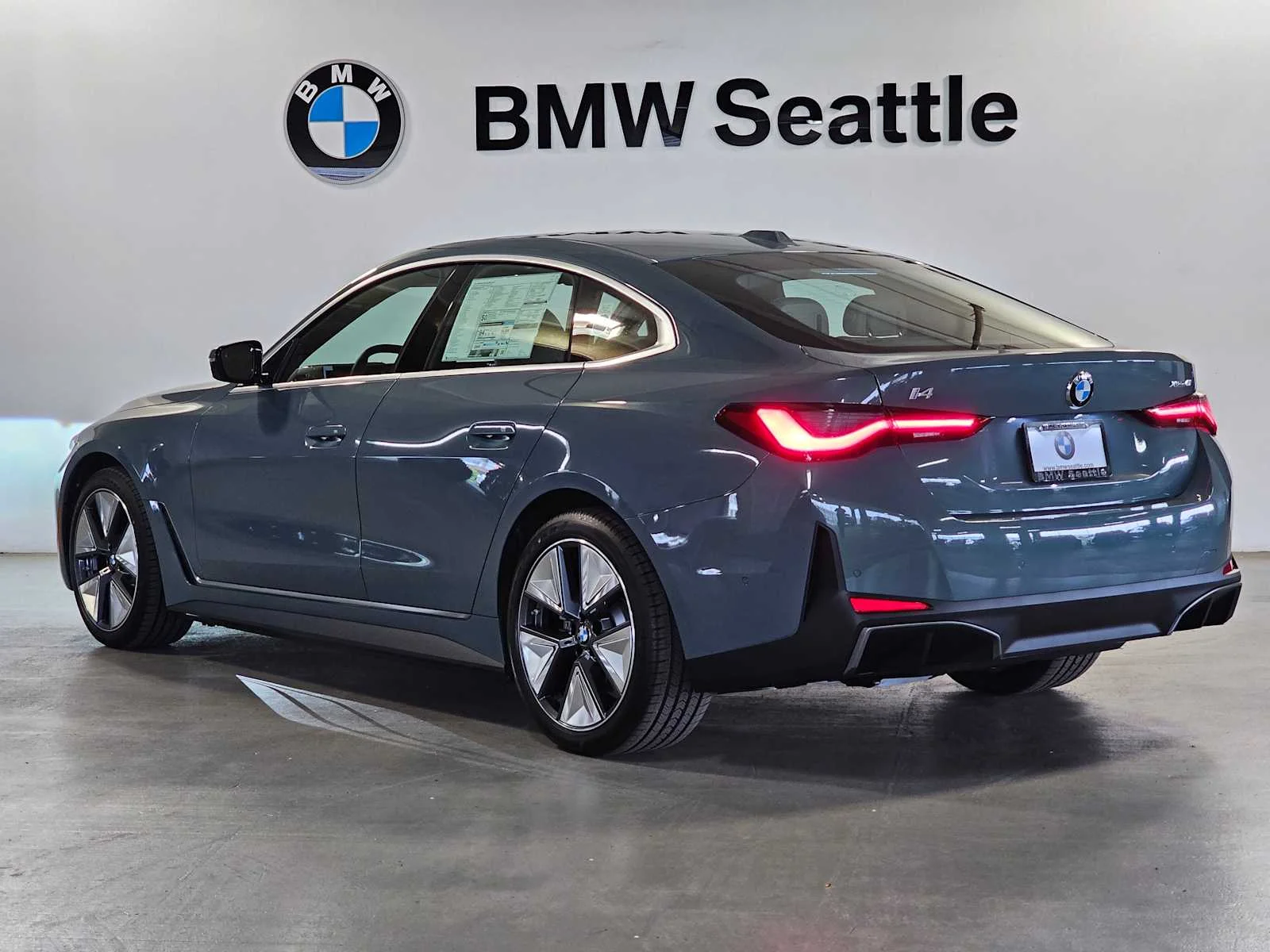 New 2026 Cape York Green Metallic BMW xDrive40 image 4