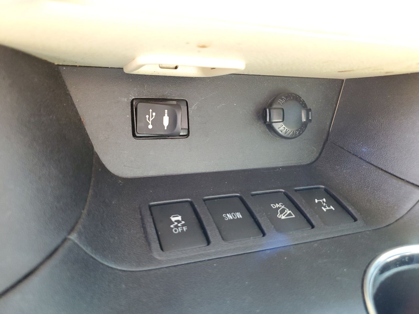 Used 2015 Red Toyota LE Plus V6 image 16