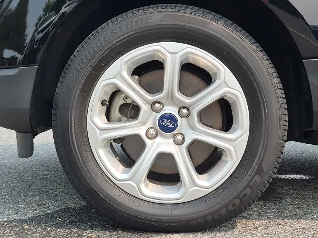 Used 2020 Shadow Black Ford SE image 6