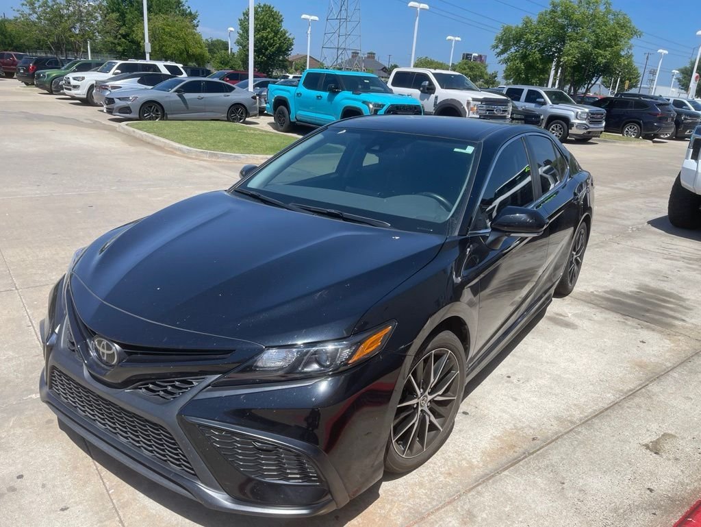 2023 Toyota Camry SE's photo