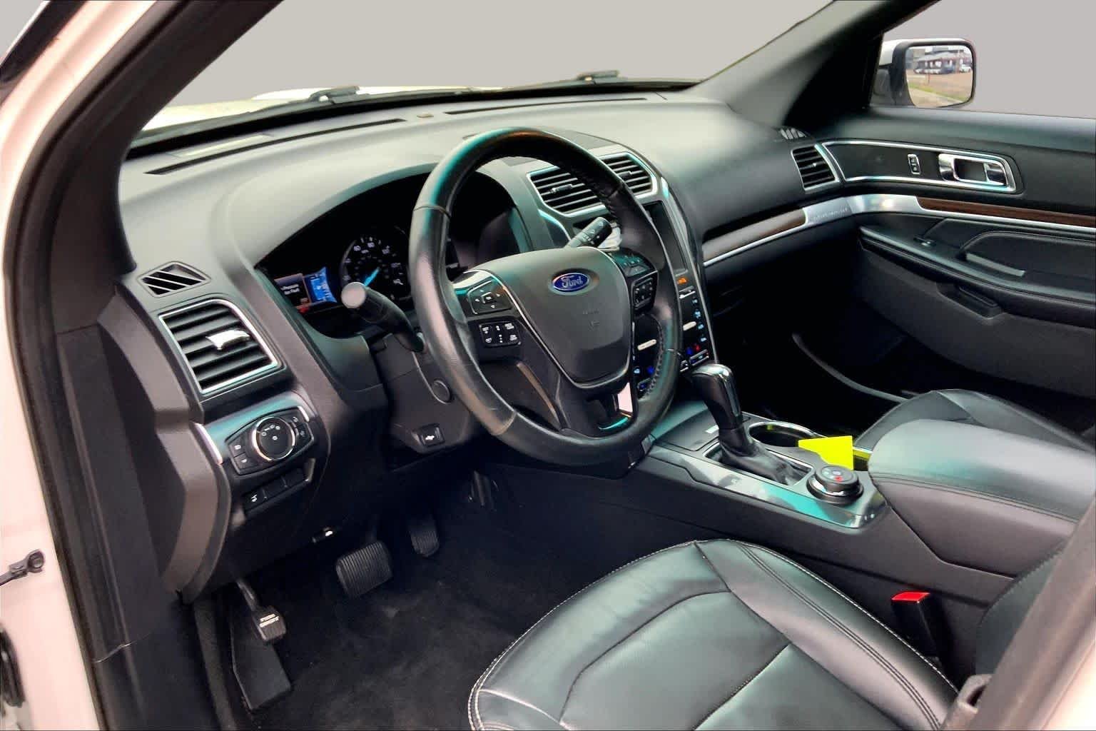 Used 2017 White Platinum Metallic Tri-Coat Ford Limited image 18