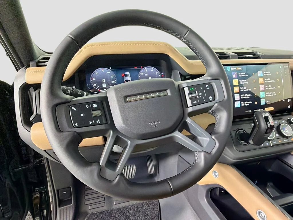New 2026 Santorini Black Metallic Land Rover X-Dynamic SE image 11