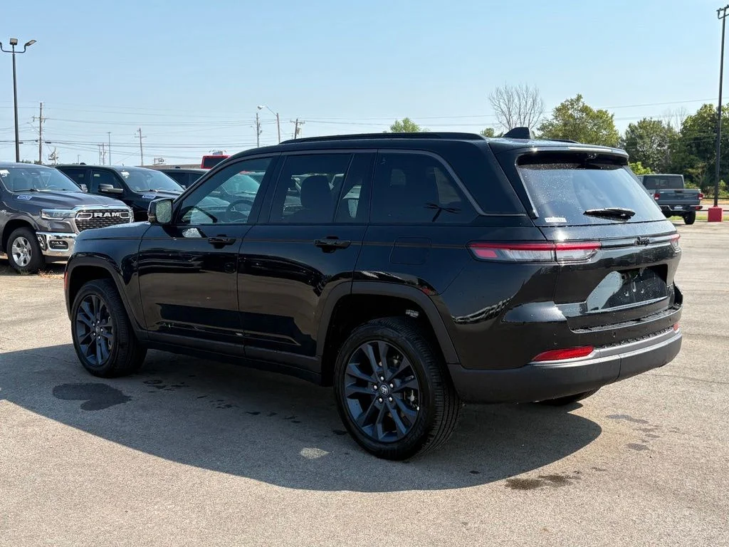 New 2026 Diamond Black Crystal Pearl-Coat Exterior Paint Jeep  image 5