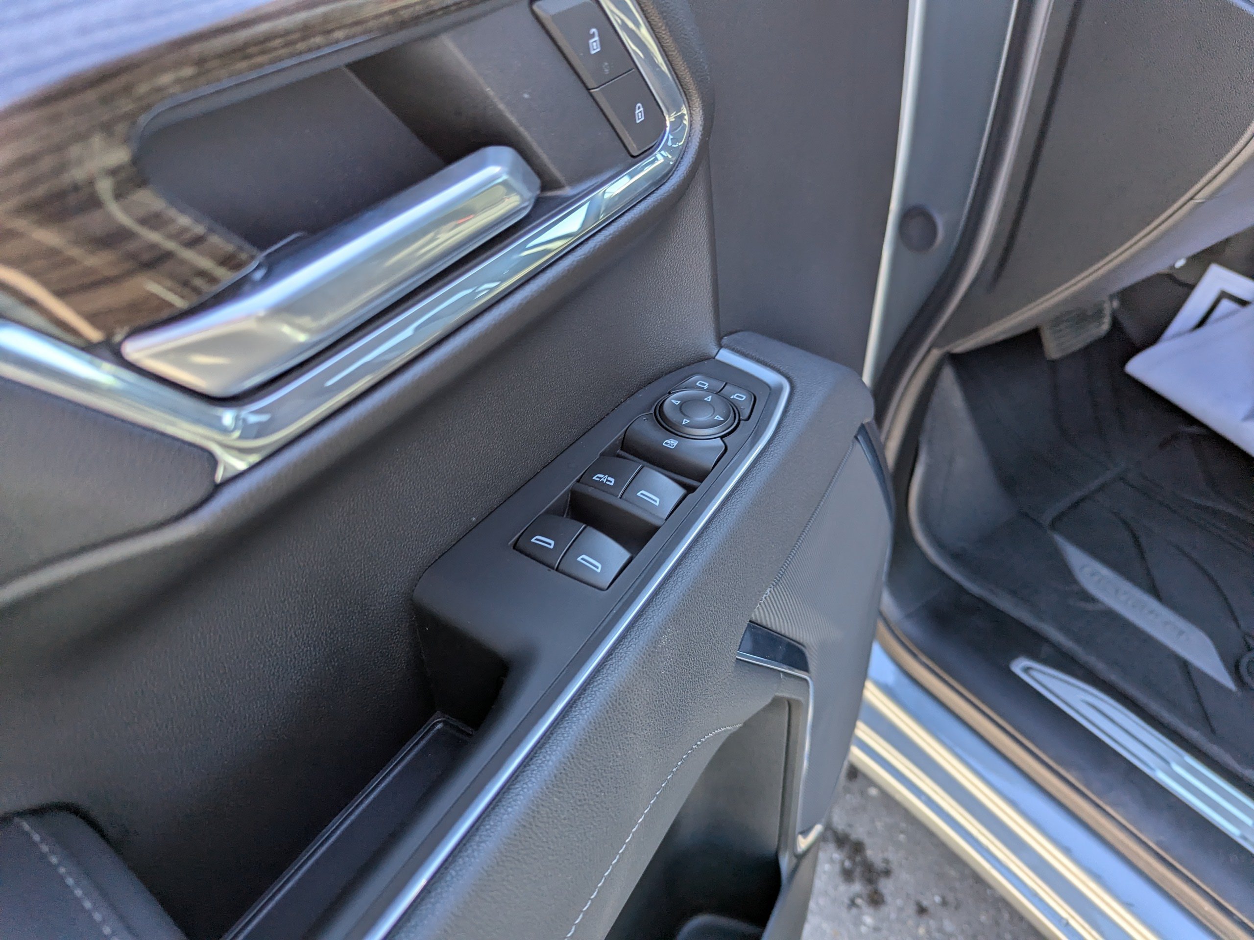 New 2025 Sterling Gray Metallic Chevrolet LT image 9