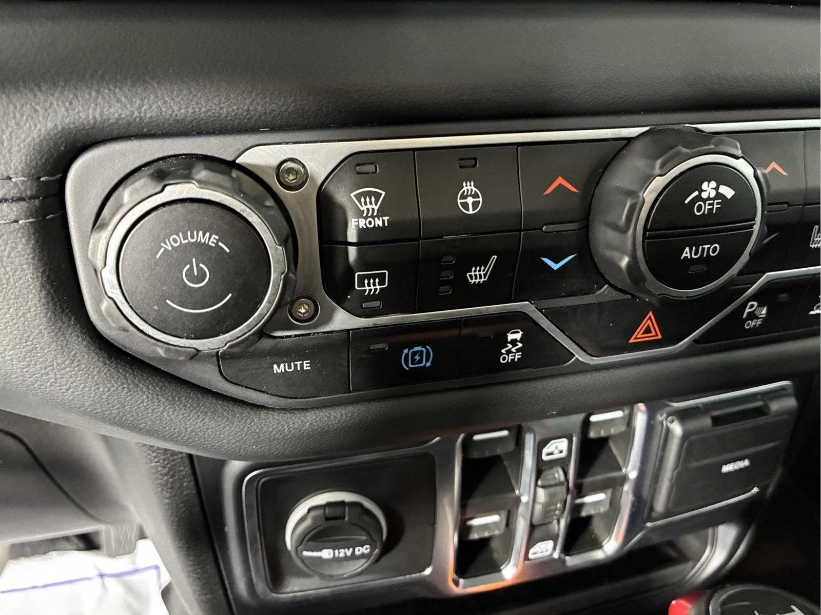Used 2024 Earl Clearcoat Jeep Sahara image 39