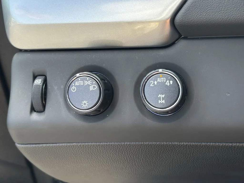 Used 2018 SILVER ICE METALLIC Chevrolet LT image 25