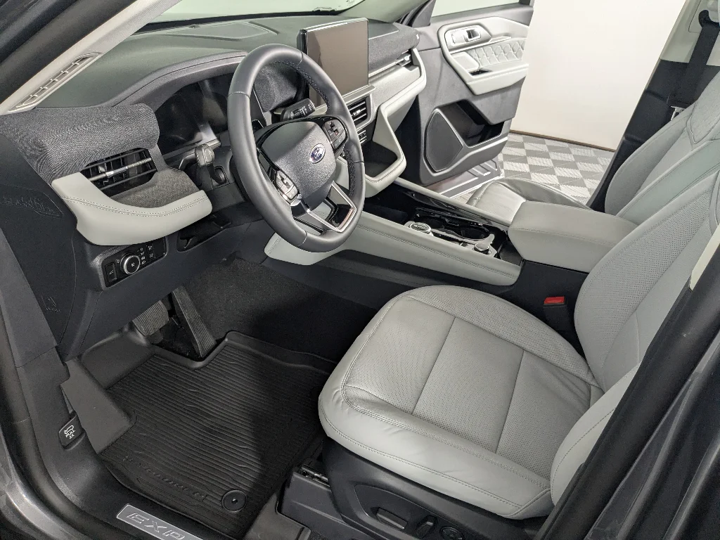 New 2026 CARBONIZED GRAY METALLIC Ford Platinum image 7