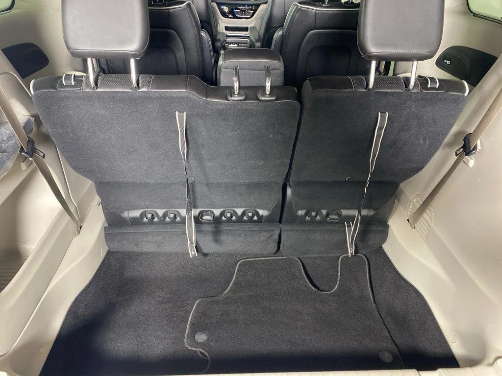 Used 2023 Ceramic Gray Clearcoat Chrysler Limited image 34