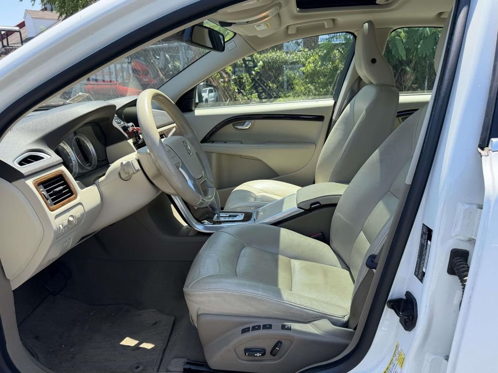 Used 2012 White Volvo 3.2 image 5
