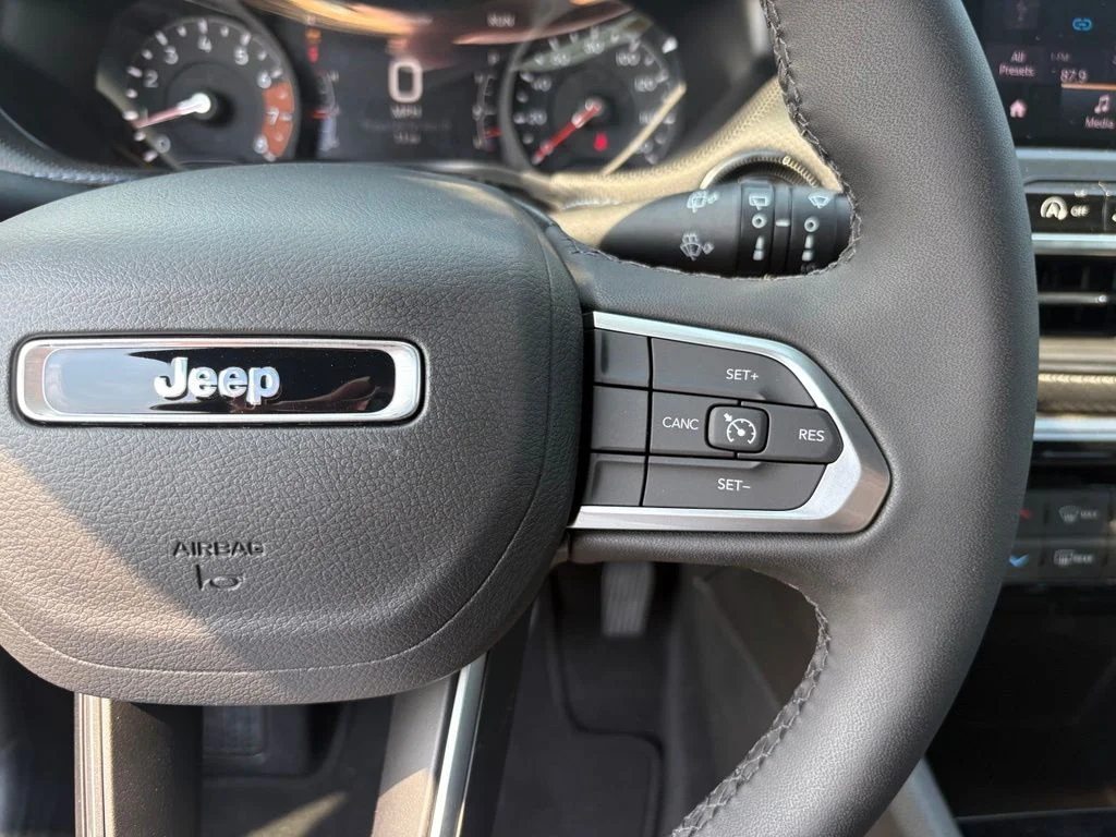 New 2026 Diamond Black Crystal Pearl-Coat Exterior Paint Jeep Latitude image 18