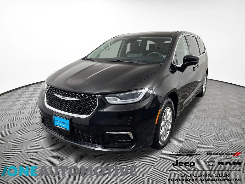 2024 Chrysler Pacifica Touring L's photo
