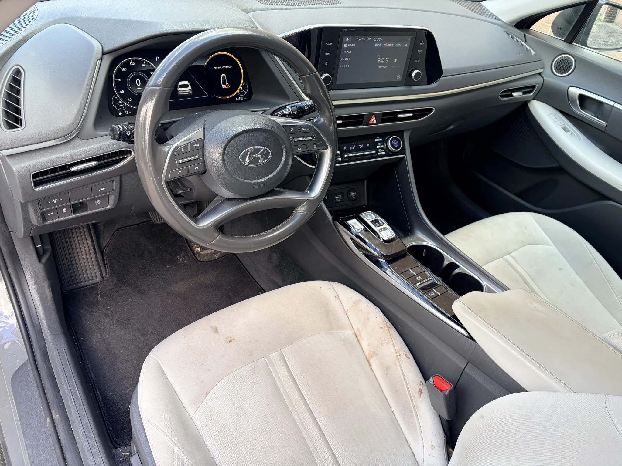 Used 2022 Hampton Gray Hyundai SEL image 11