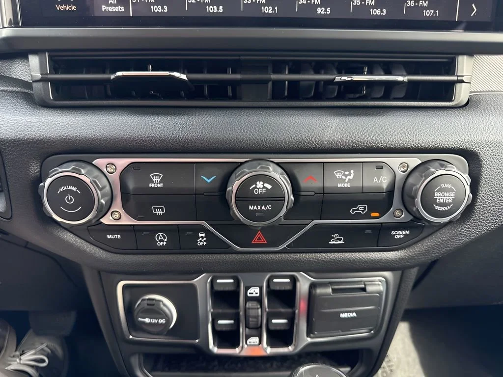 Used 2025 White Jeep Sport S image 18
