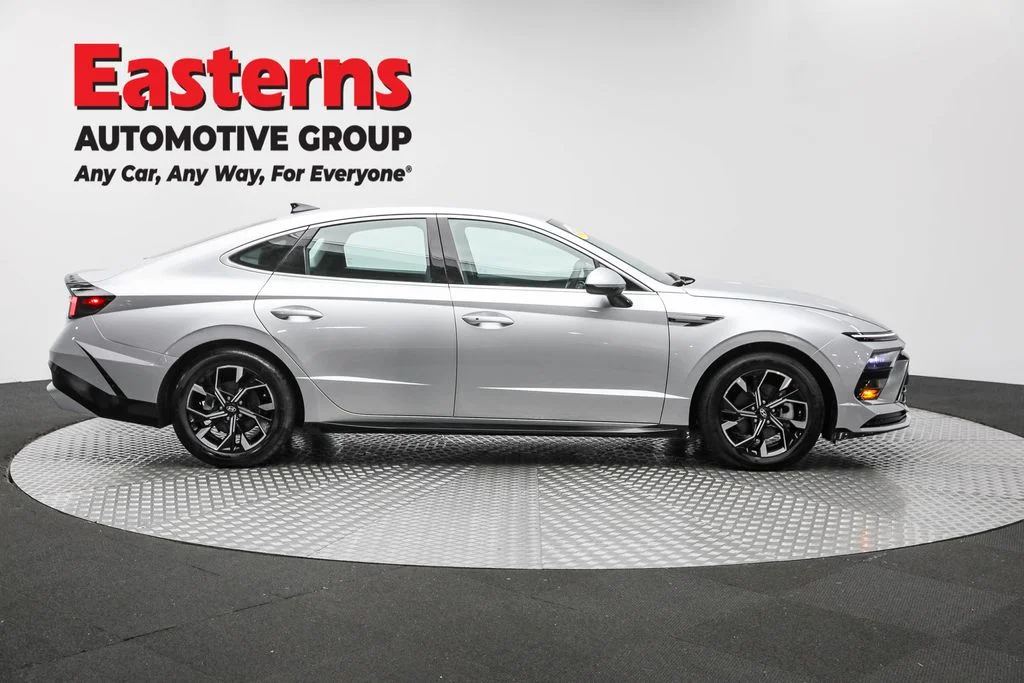 Used 2024 Silver Hyundai SEL image 4