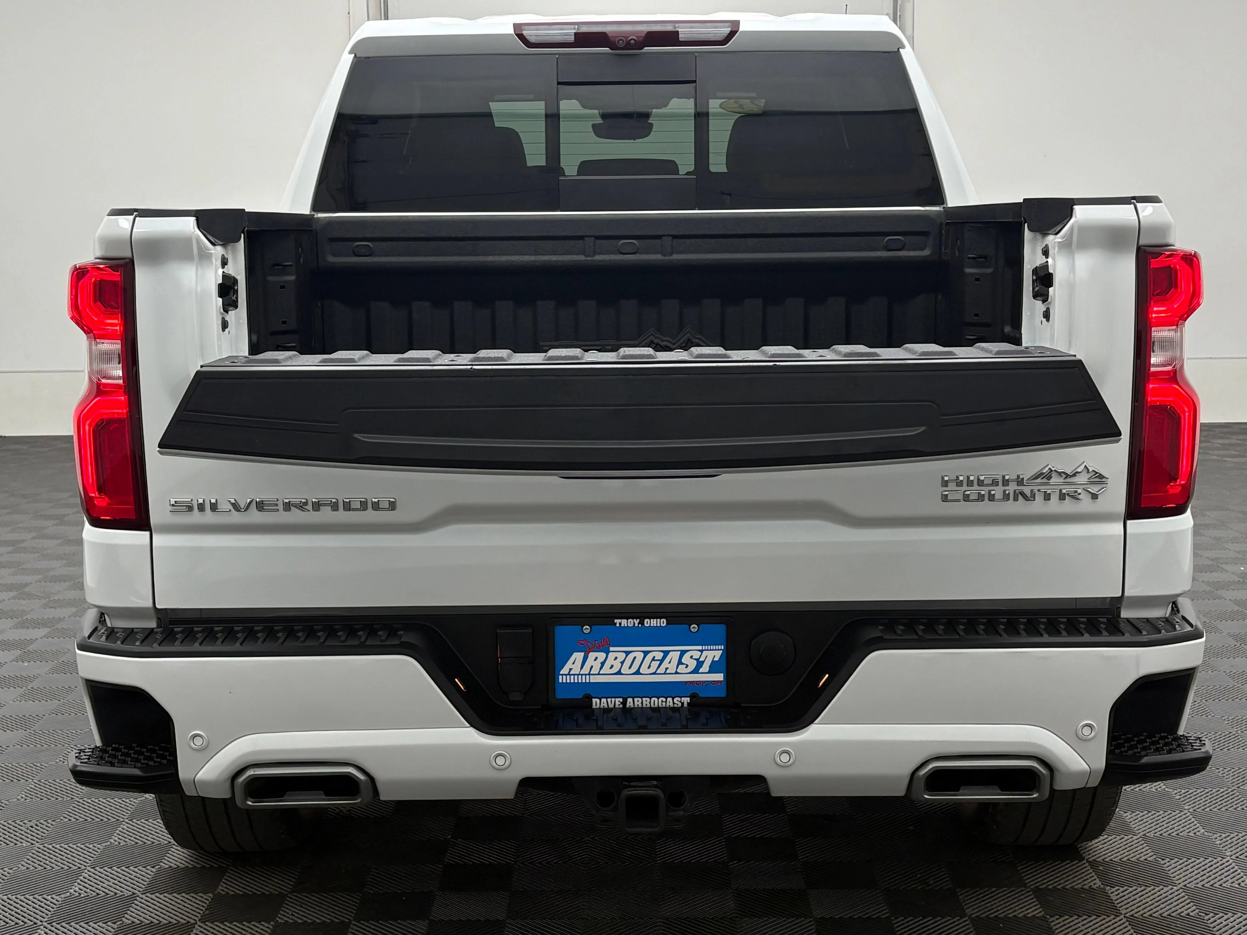 Used 2023 IRIDESCENT PEARL TRICOAT Chevrolet High Country image 11