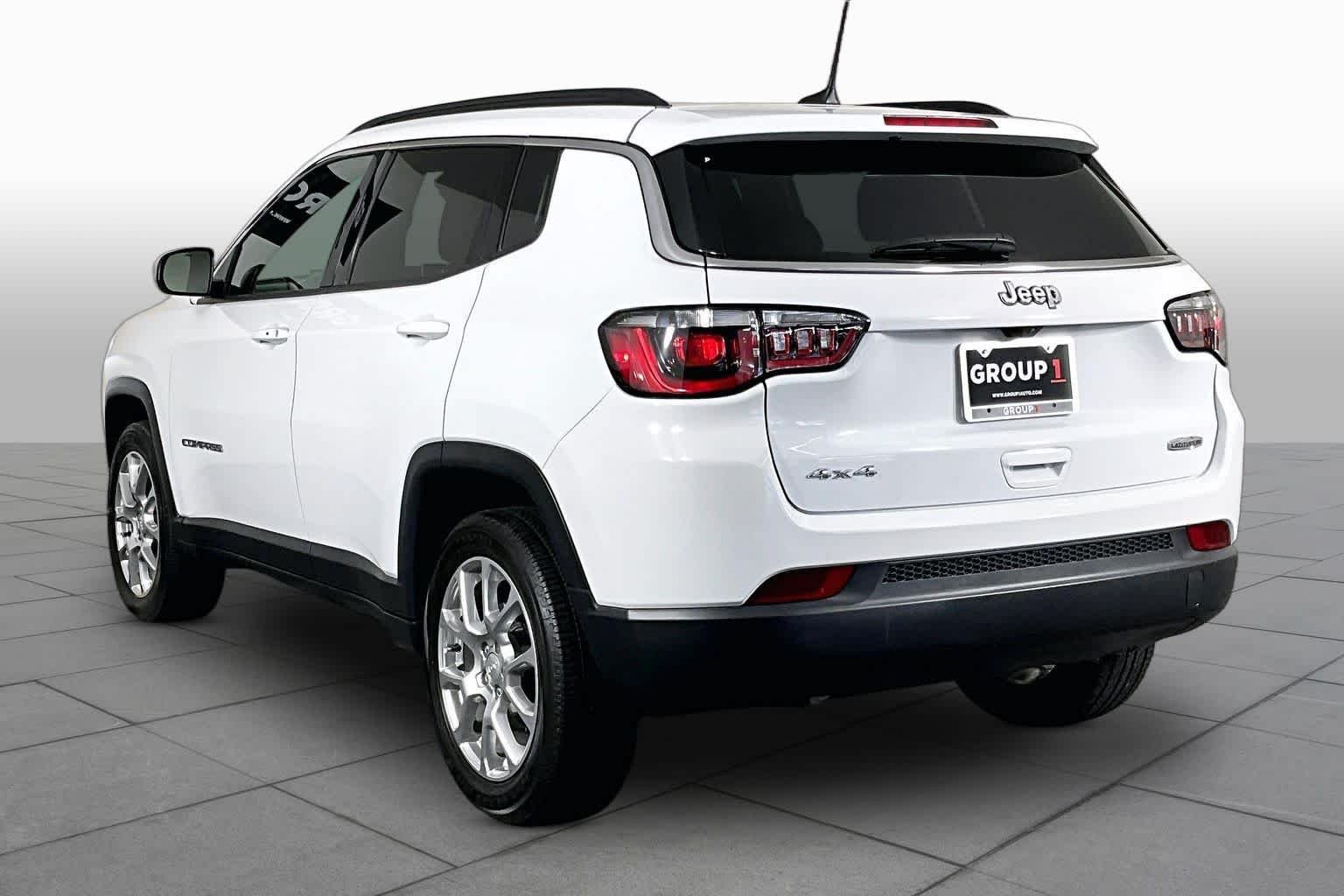 Used 2024 White Jeep Latitude Lux FWD image 12