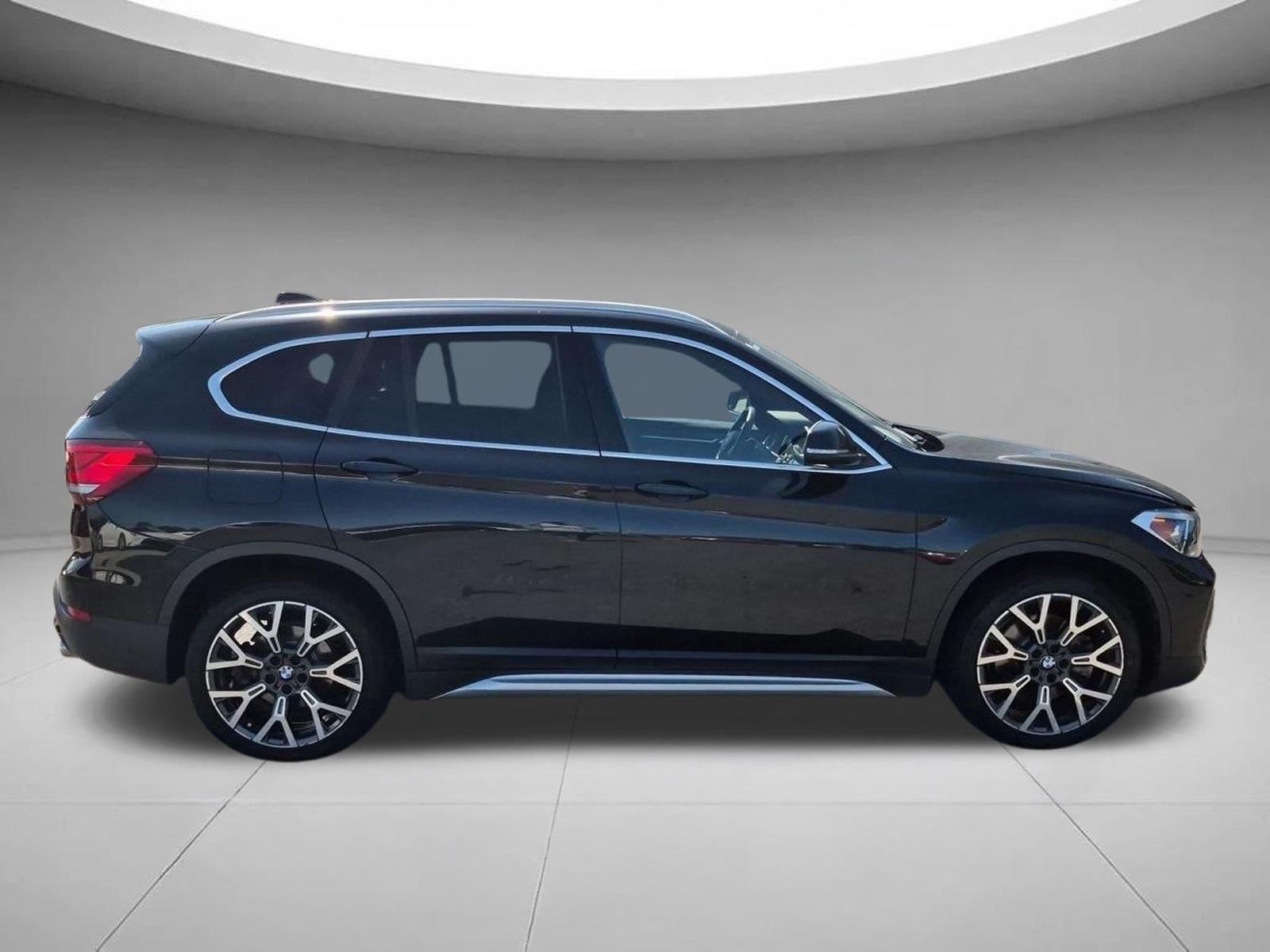 Used 2020 Black Sapphire Metallic BMW sDrive28i image 6