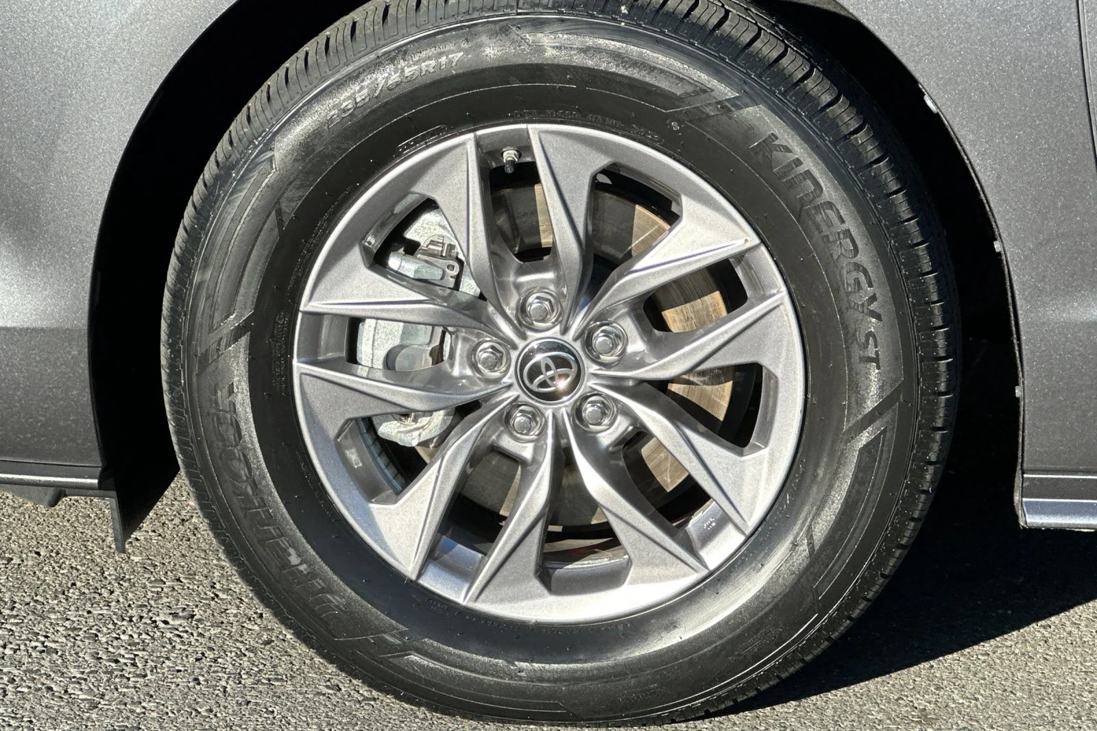 2025 Toyota Sienna XLE - Photo 16