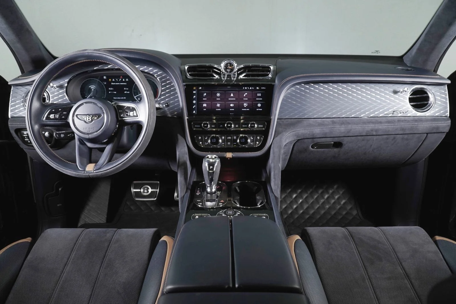 Used 2022  Bentley  image 4