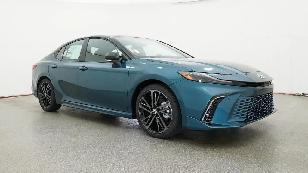 New 2026 Ocean Gem with Midnight Black Metallic roof Toyota XSE image 9