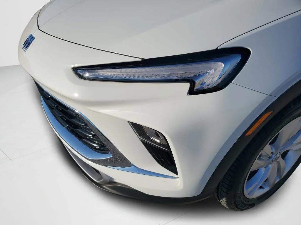 Used 2025 Summit White Buick Preferred image 23