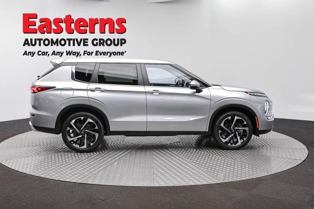 Used 2024 Silver Mitsubishi SE image 4