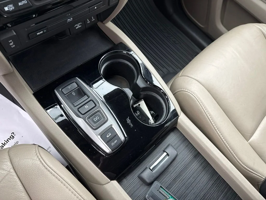 Used 2016 White Honda Touring image 22
