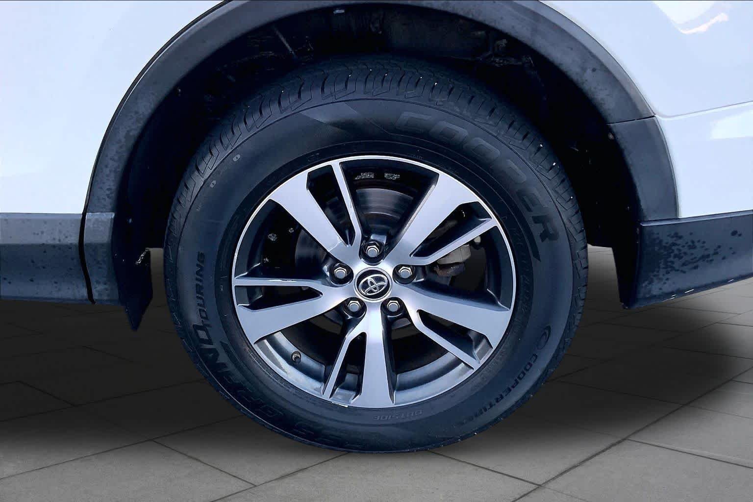 Used 2018 Super White Toyota XLE image 10