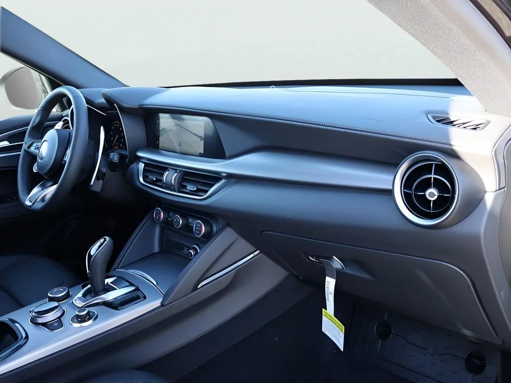 New 2025 Vulcano Black Metallic Alfa Romeo Base image 11