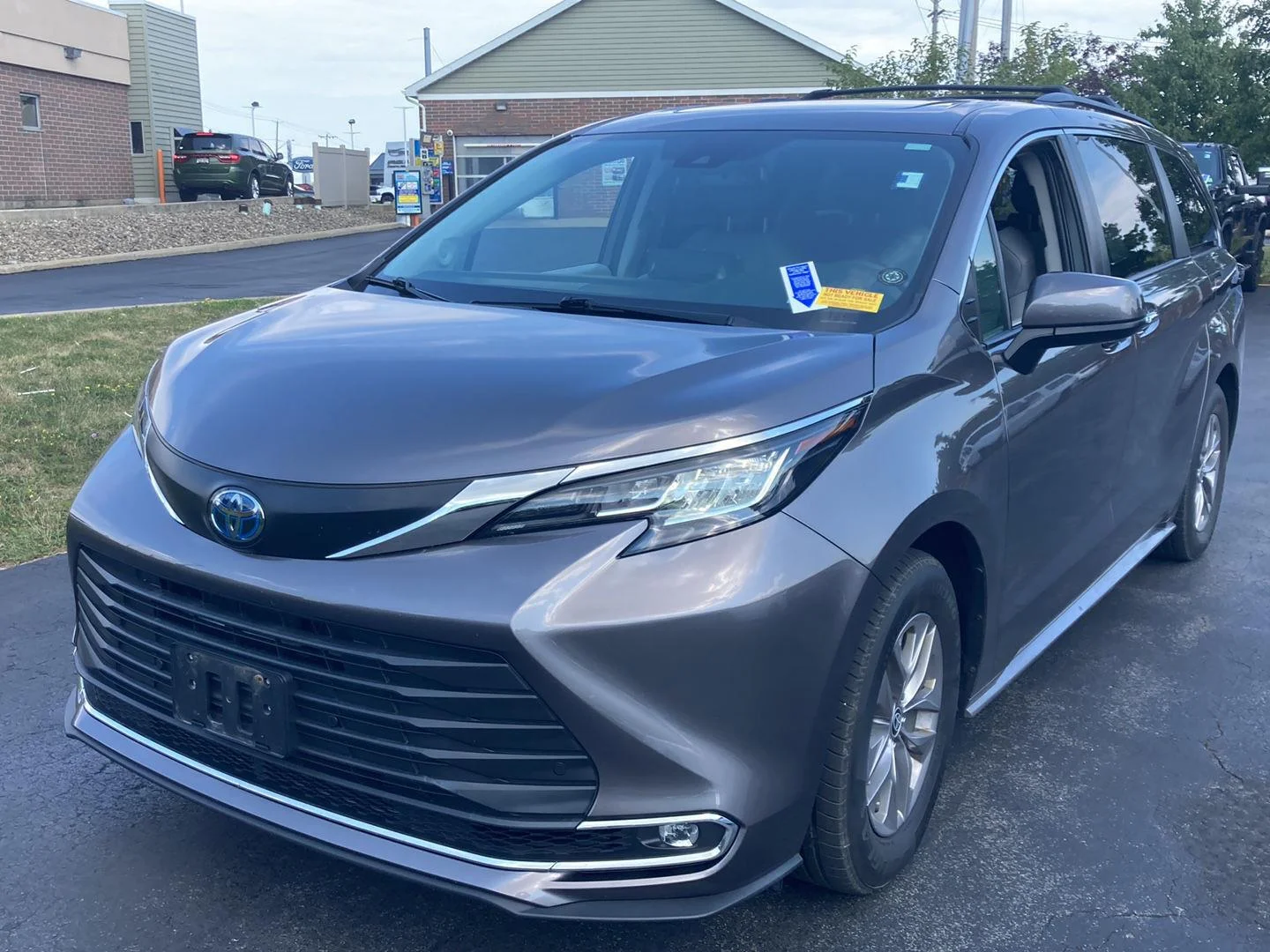 Used 2022 Gy Toyota XLE image 3