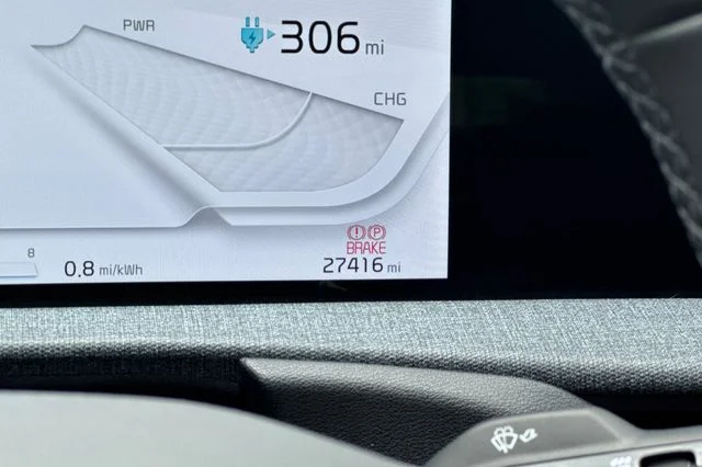 Used 2024 White Kia Wind image 31