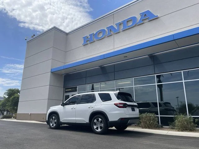 Certified Used 2025 Platinum White Pearl Honda EX-L image 18