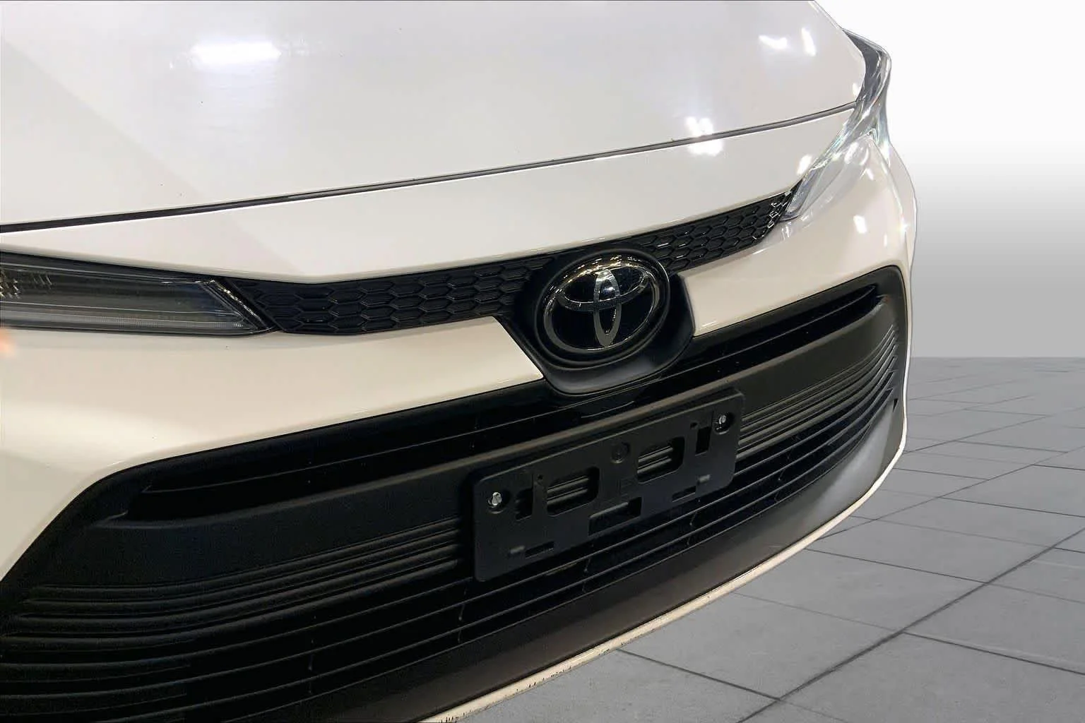 Used 2024 Ice Cap Toyota LE image 30