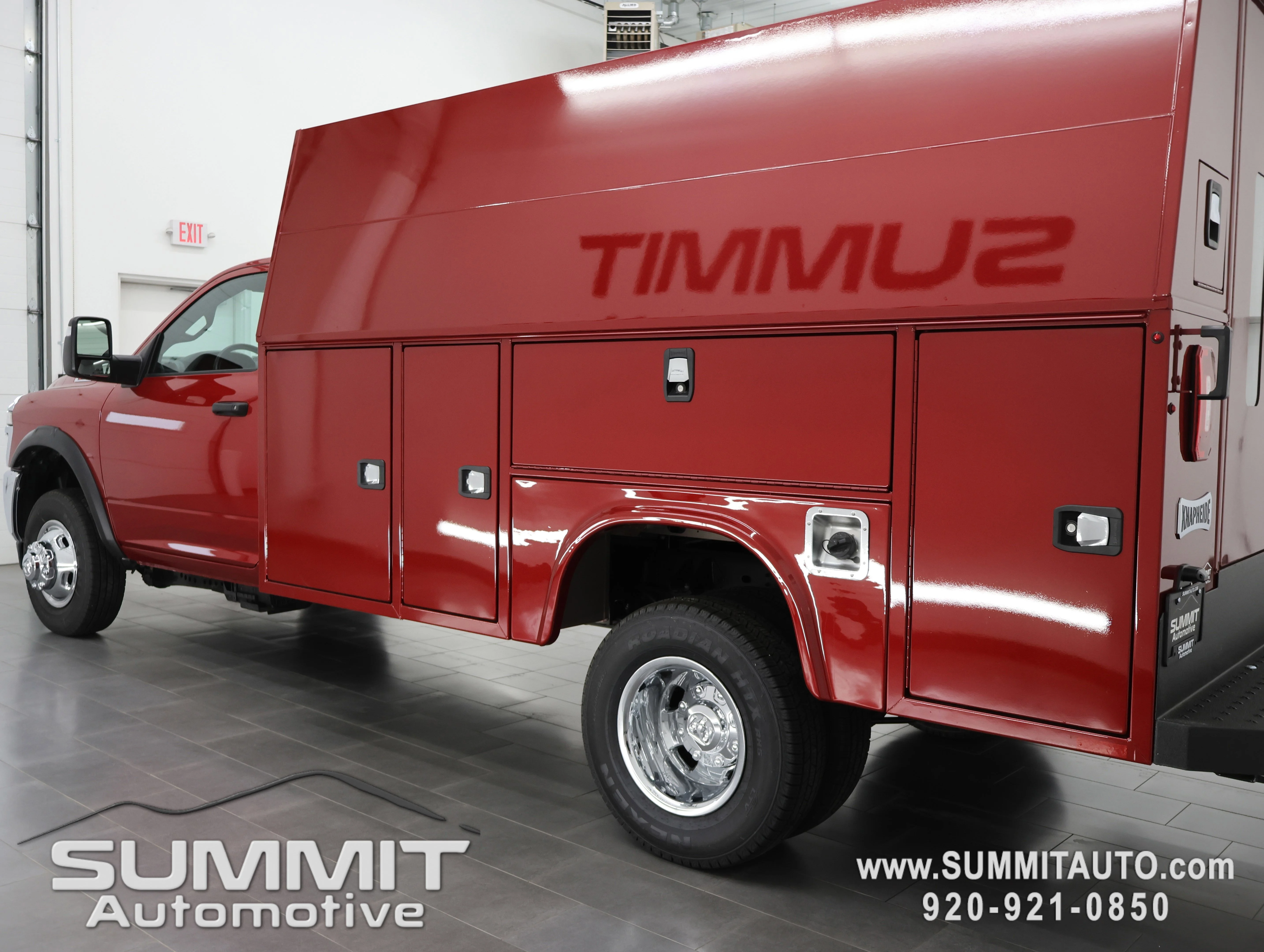 New 2026 Molten Red Pearl-Coat Exterior Paint RAM Tradesman image 5