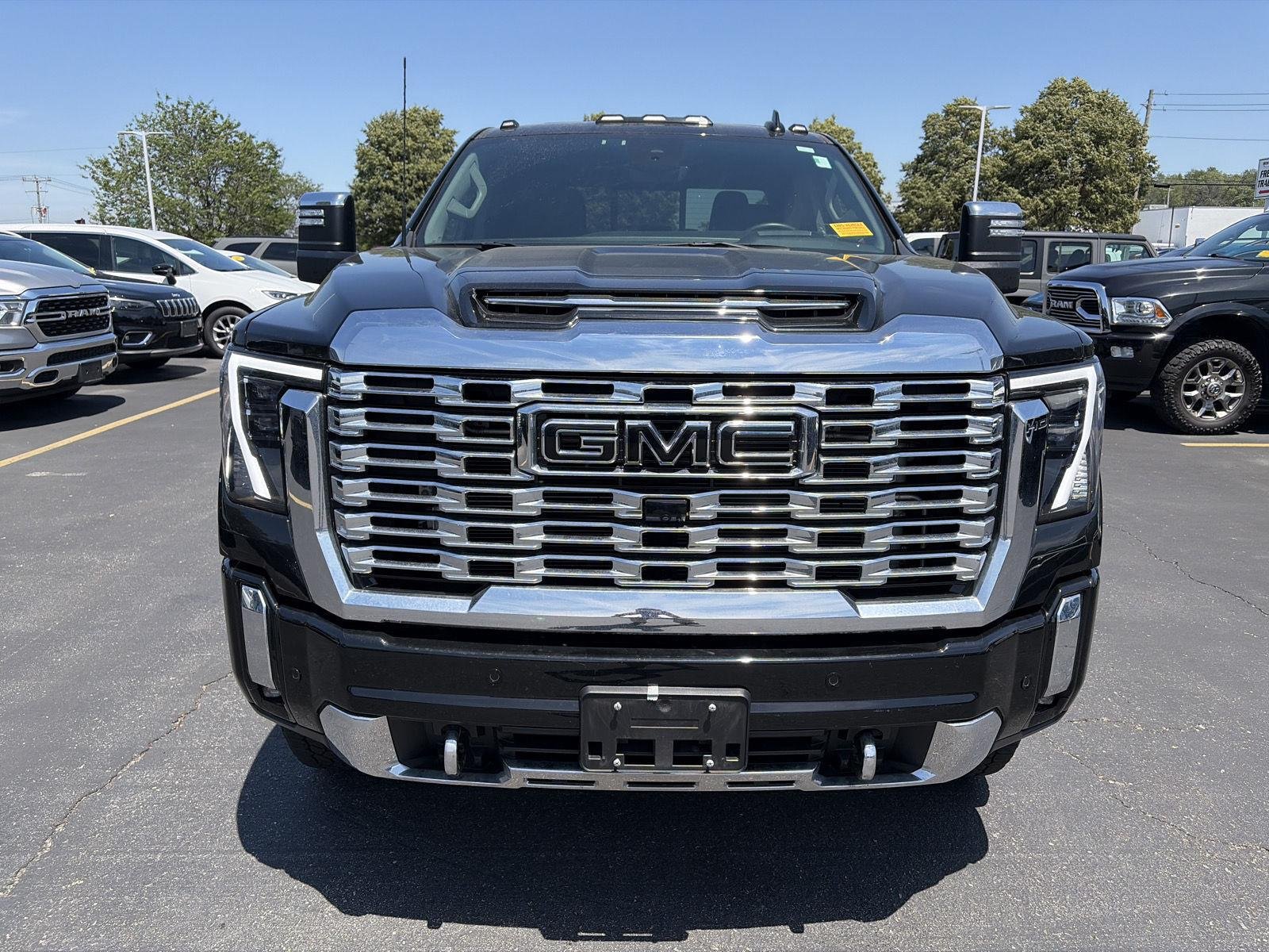 Used 2025 Onyx Black GMC Denali image 2