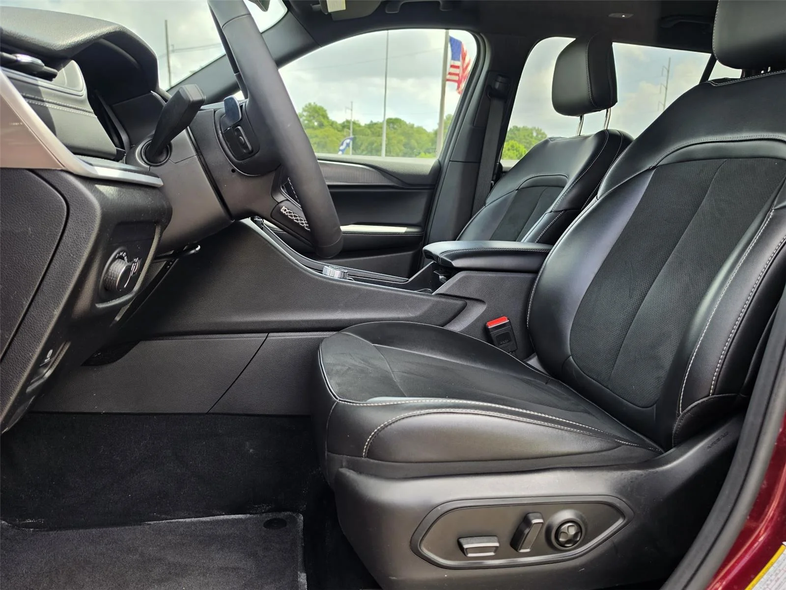 Used 2025 Velvet Red Pearlcoat Jeep Altitude X image 17