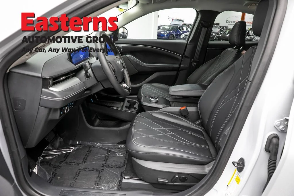 Used 2023 White Ford Select image 13