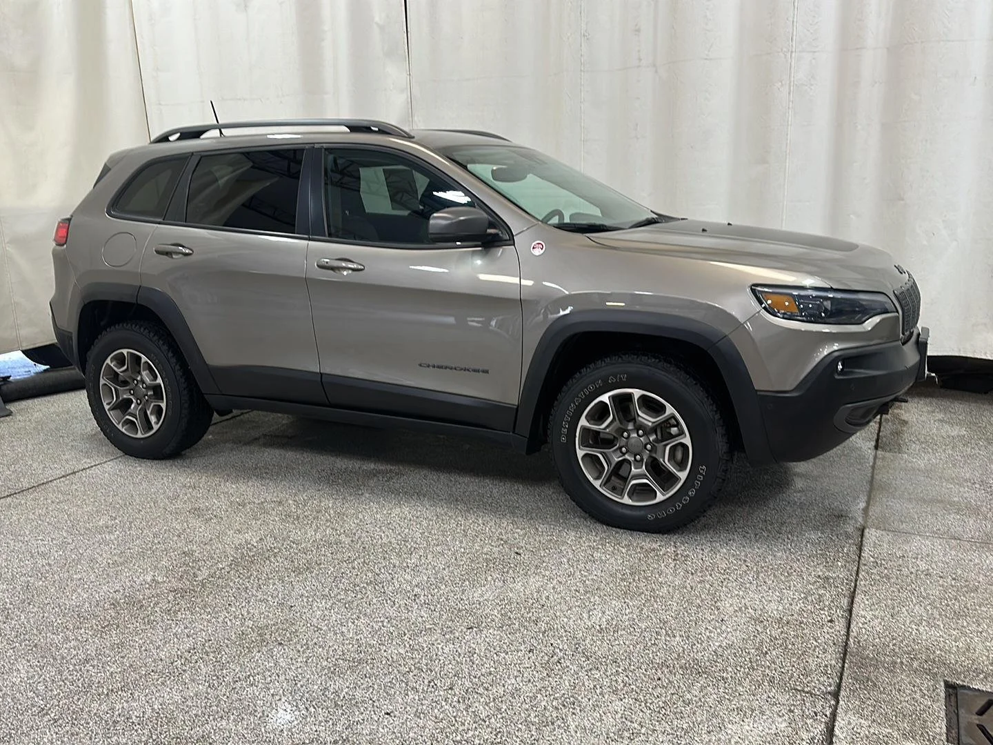 Used 2021 Olive Green Pearlcoat Jeep Trailhawk image 7