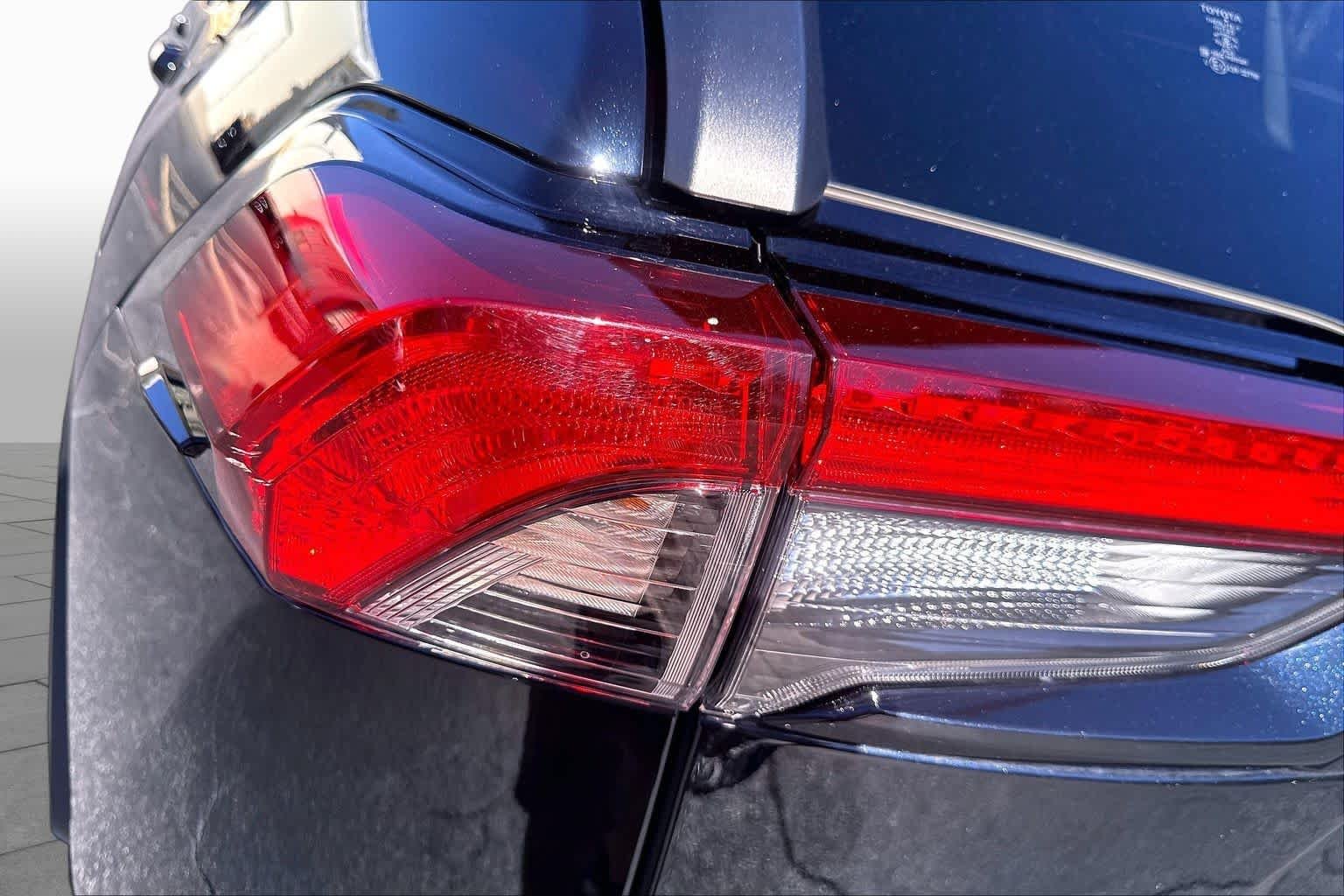 Used 2019 Midnight Black Metallic Toyota XLE Premium image 29