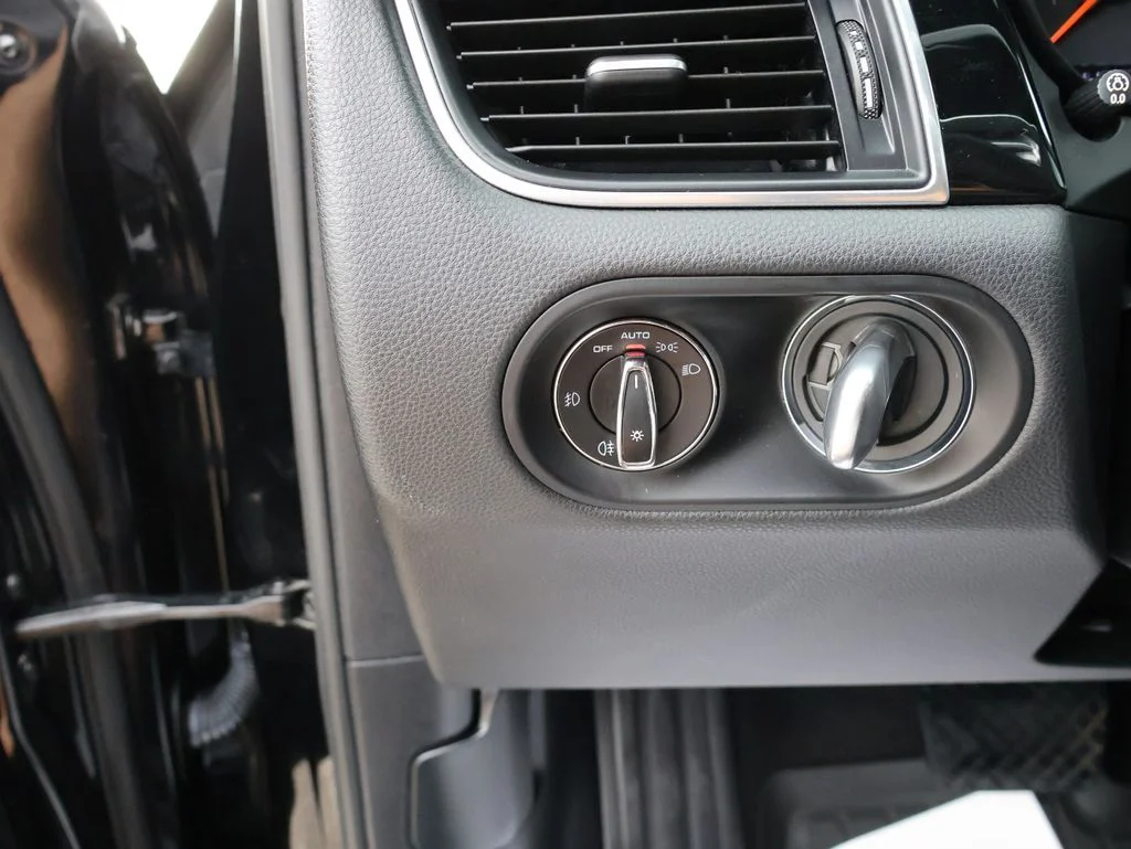 Used 2018  Porsche Base image 32