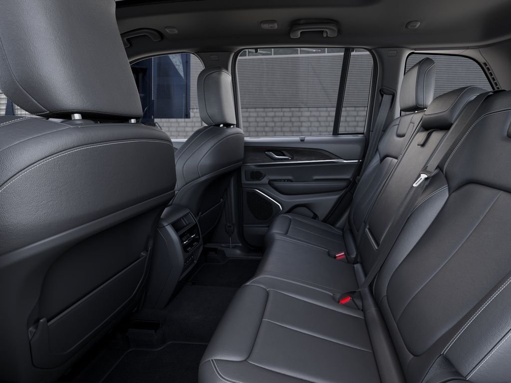 New 2026 Diamond Black Crystal Pearl-Coat Exterior Paint Jeep Limited image 23