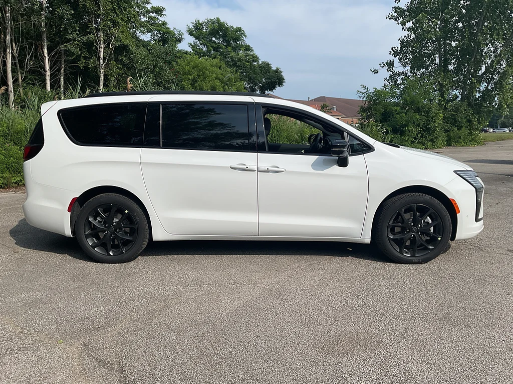 New 2027 Bright White Clear-Coat Exterior Paint Chrysler Limited image 4