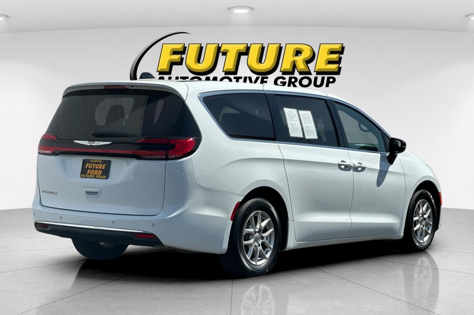Used 2025 White Chrysler Select image 3