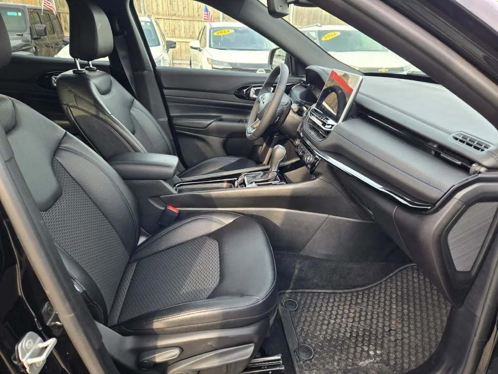 New 2026 Diamond Black Crystal Pearlcoat Jeep Latitude image 5