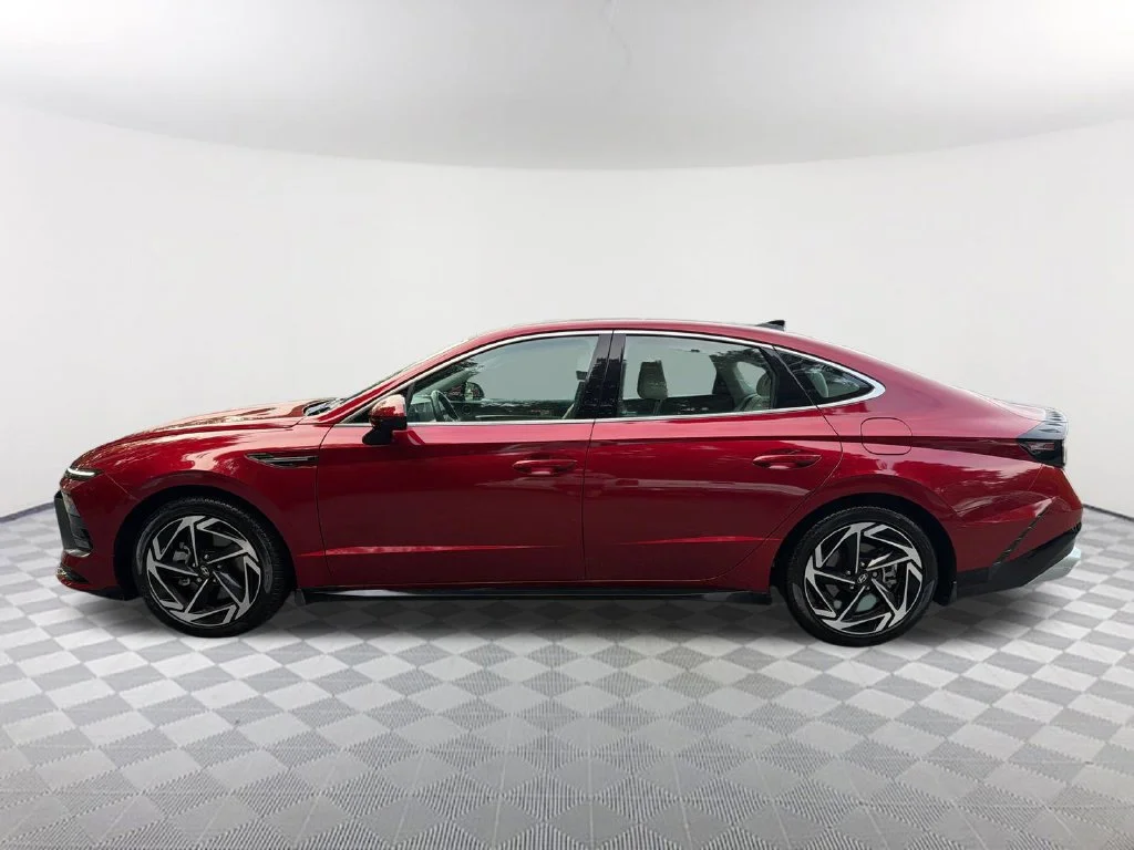 Used 2025 Red Hyundai SEL Convenience image 8